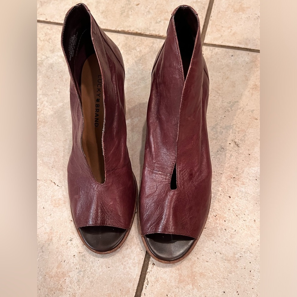 Lucky brand raisin color leather Joal cut out perp toe booties size 8